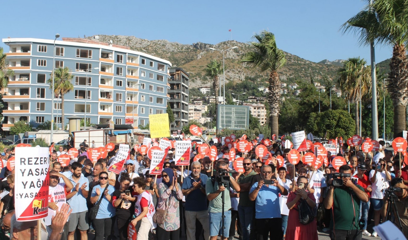 Hatay'da depremzedeler barınma krizini protesto etti: 'Devlet şirket halk müsteri'