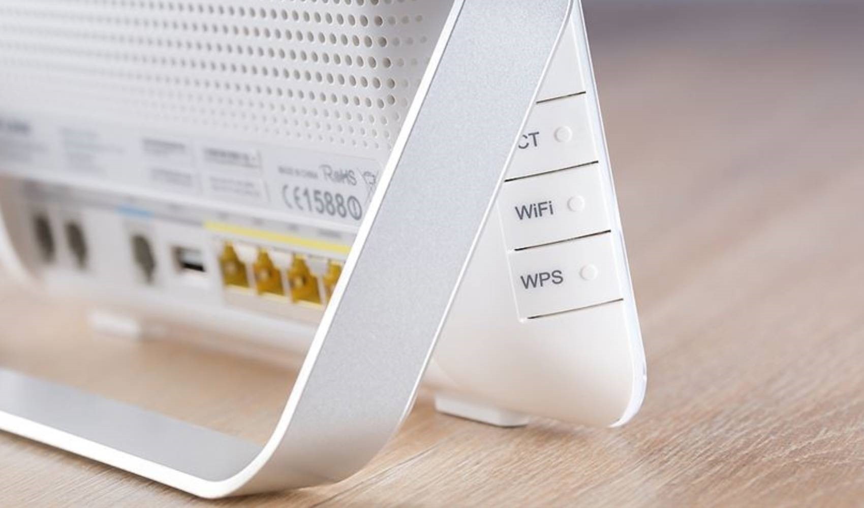 Yakından görülen beyaz bir wifi yönlendiricisi.