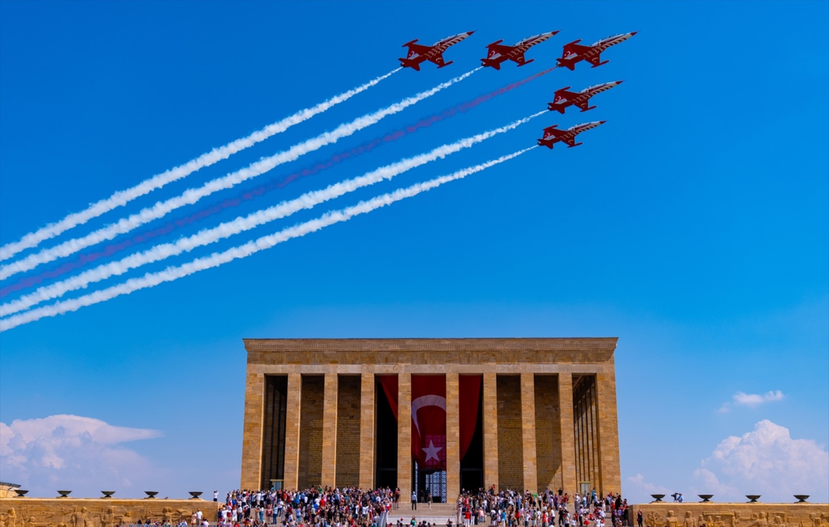 30 Ağustos'ta harika gösteri: Türk Yıldızları, Atatürk'ü selamladı