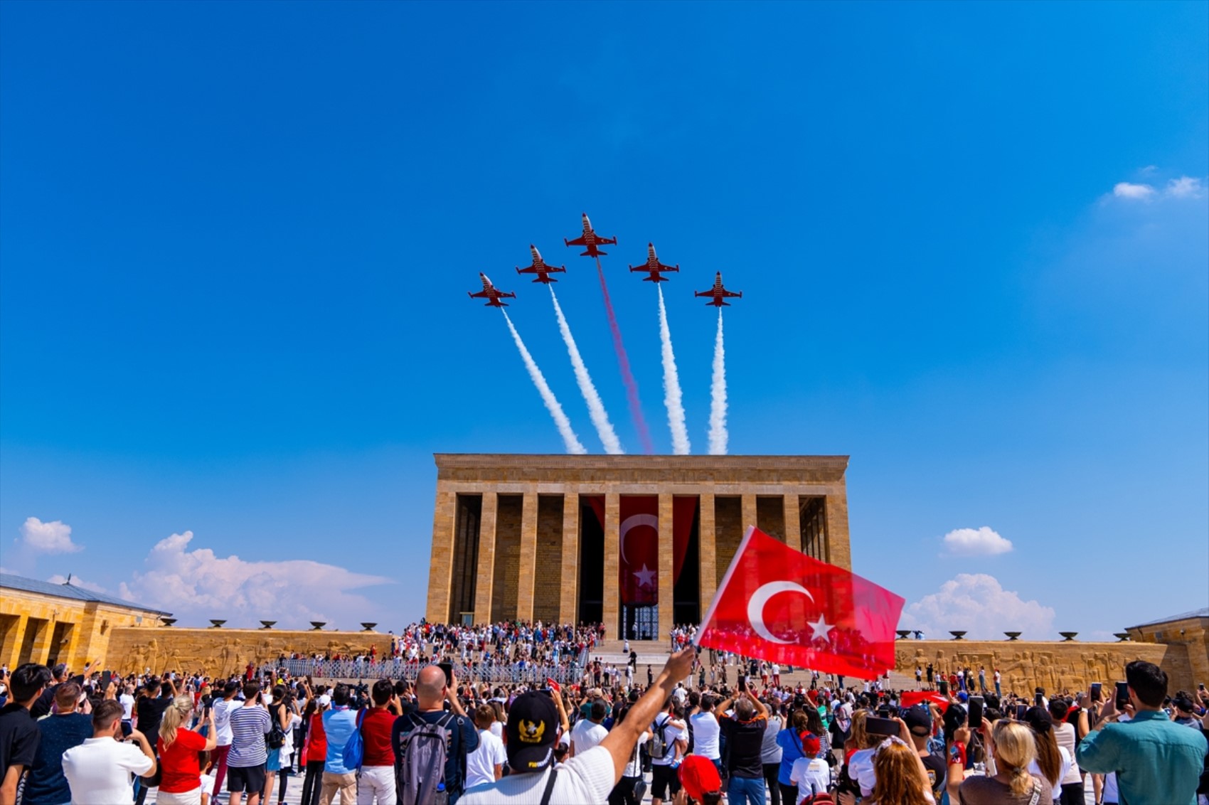 30 Ağustos'ta harika gösteri: Türk Yıldızları, Atatürk'ü selamladı