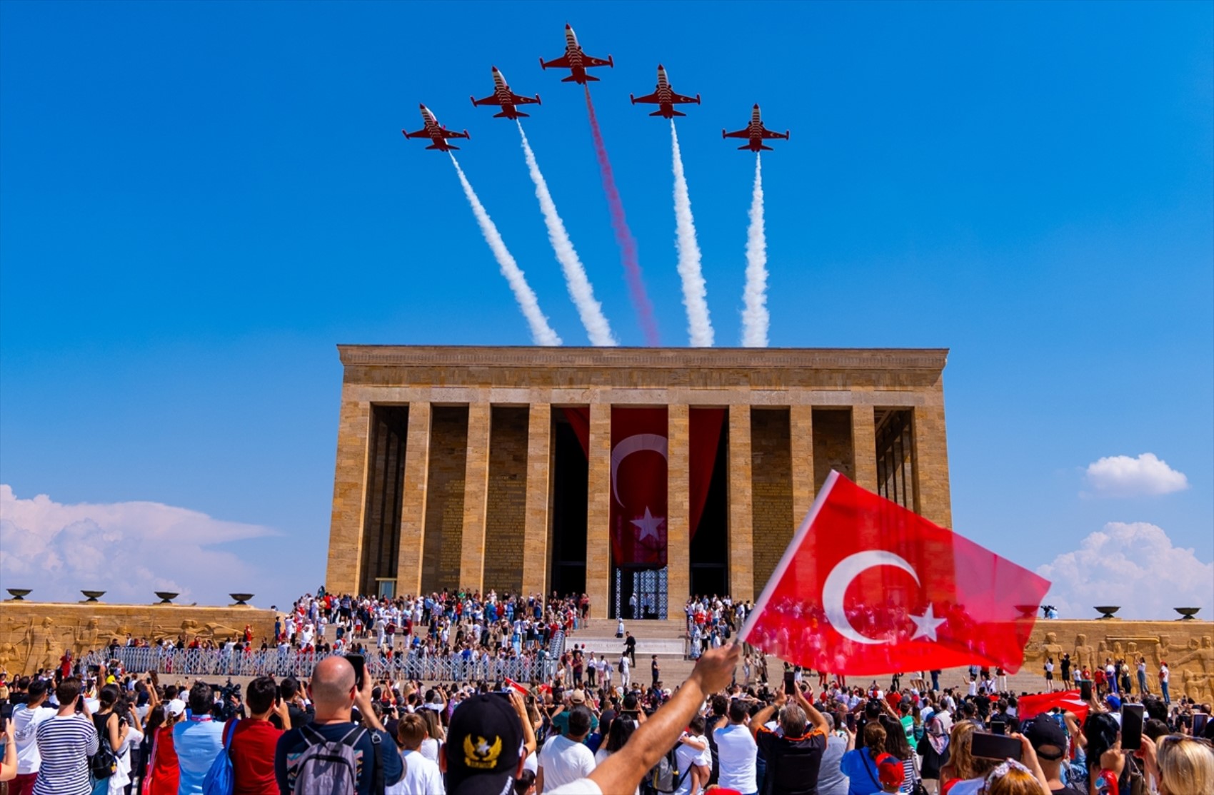 30 Ağustos'ta harika gösteri: Türk Yıldızları, Atatürk'ü selamladı