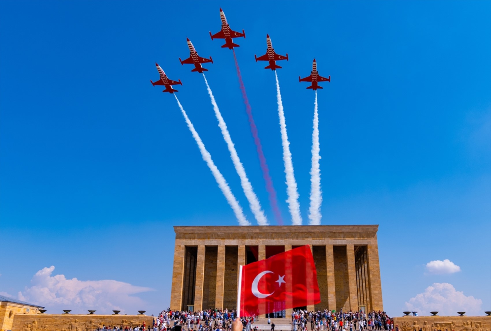 30 Ağustos'ta harika gösteri: Türk Yıldızları, Atatürk'ü selamladı