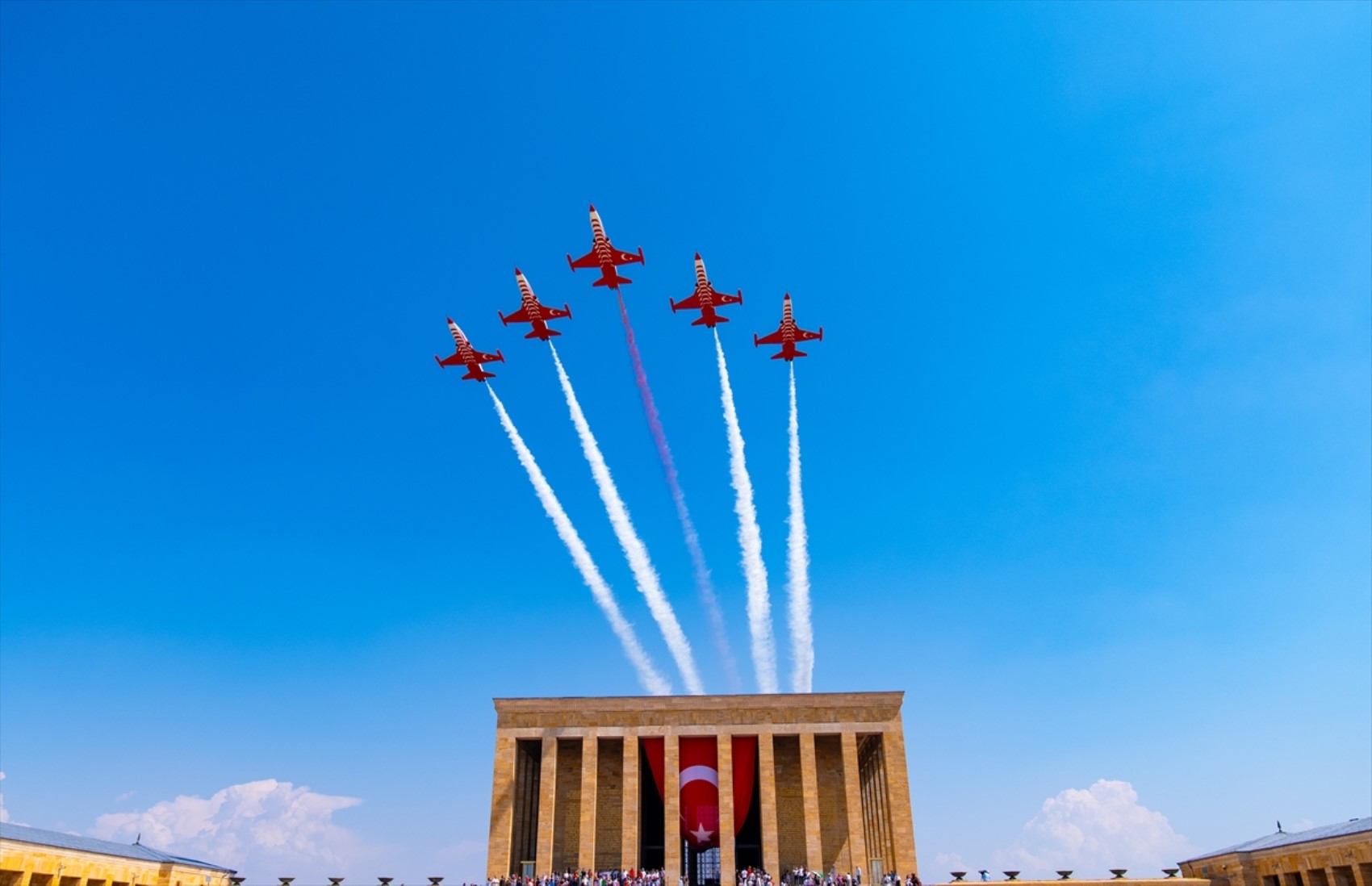 30 Ağustos'ta harika gösteri: Türk Yıldızları, Atatürk'ü selamladı