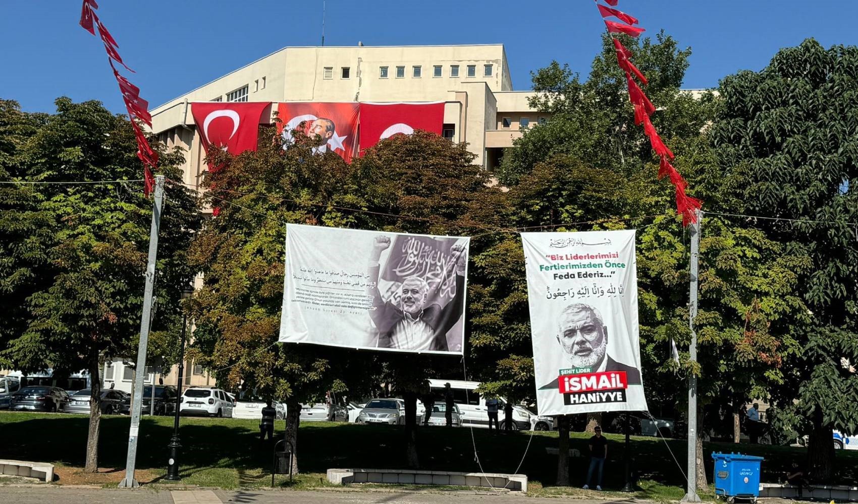 Gaziantep'te skandal görüntüler: 30 Ağustos'ta Atatürk yerine Haniye'nin fotoğrafını astılar