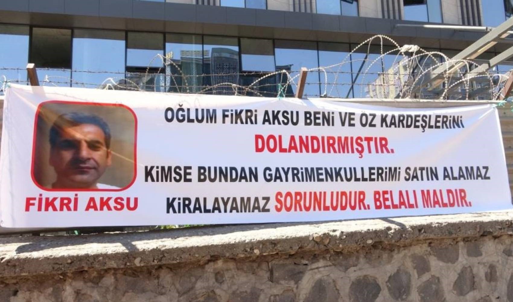 Babadan 'Oğlum bizi dolandırdı' pankartı