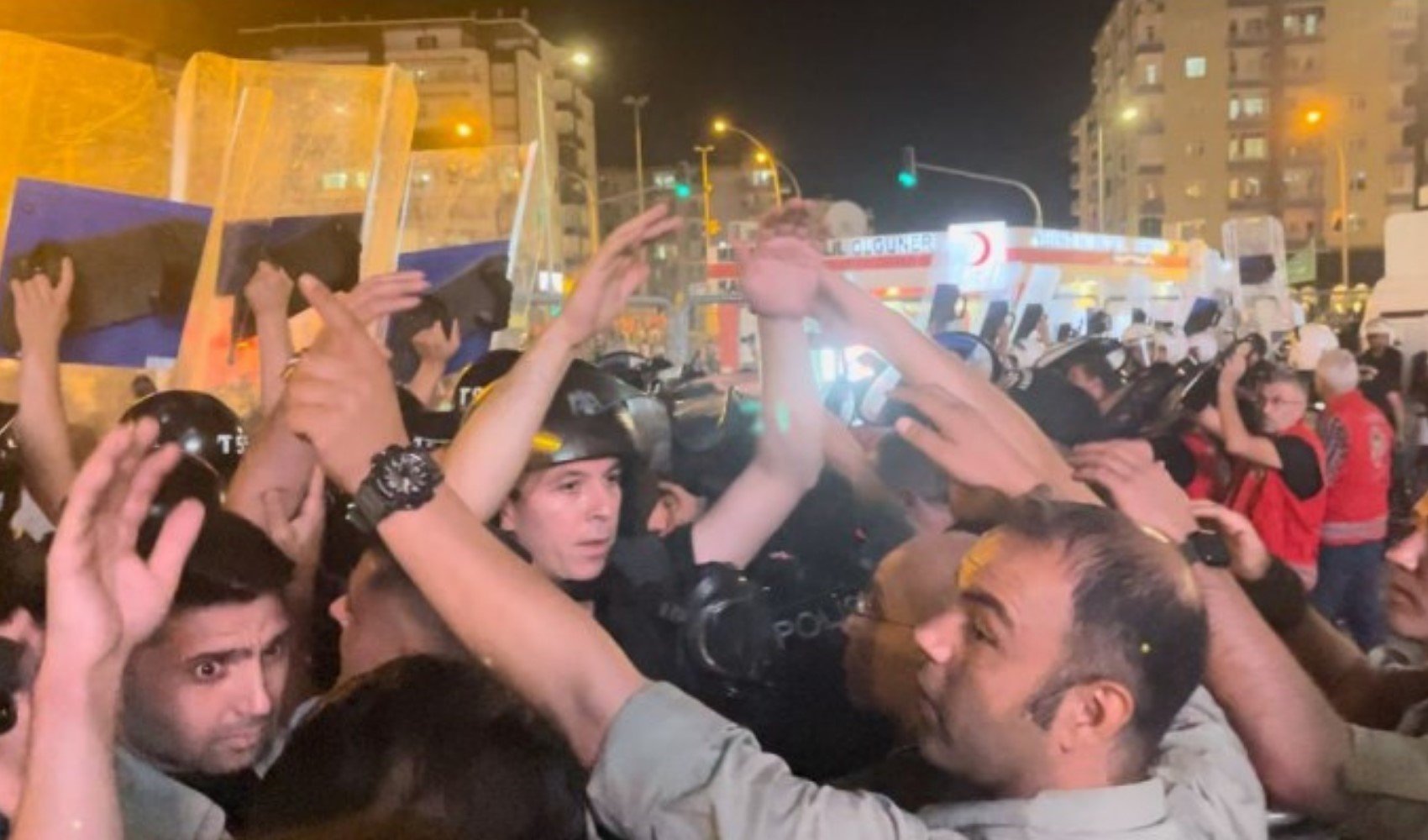 Diyarbakır'da protesto sırasında kahve zinciri şubesine taşlı saldırı