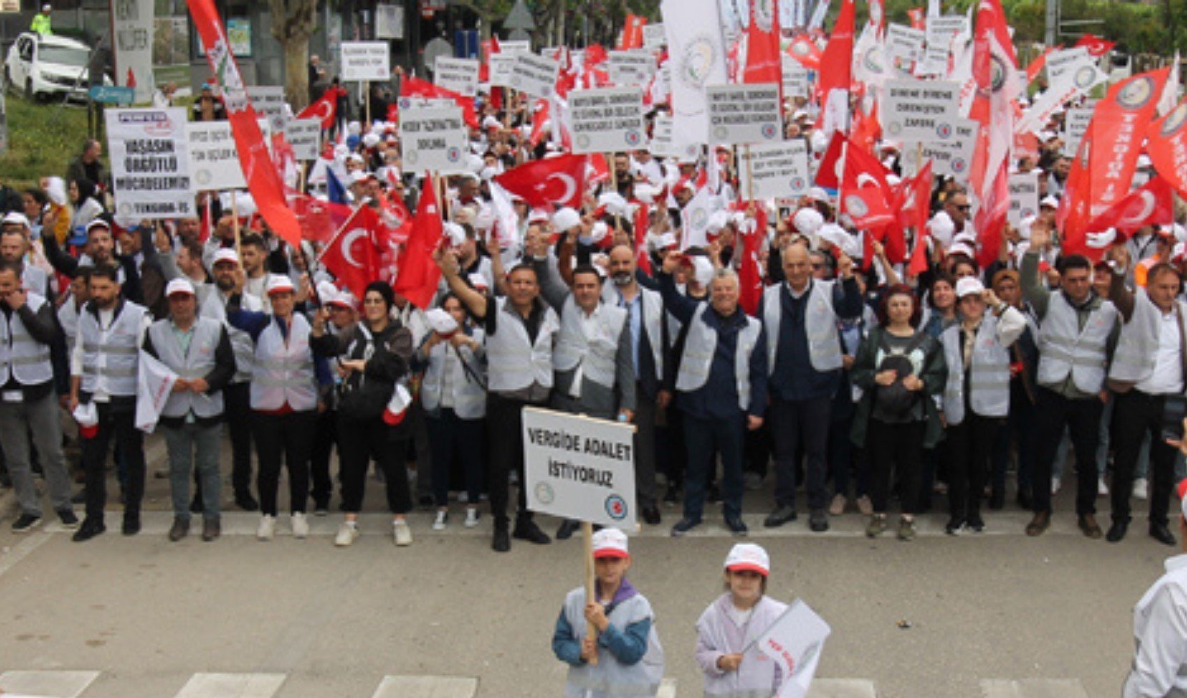 Haluk Levent'ten tek mesaj ile işten çıkarılan işçilere destek