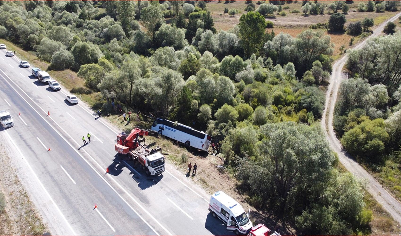 Erzincan'da yolcu otobüsü devrildi: 1 ölü 40 yaralı