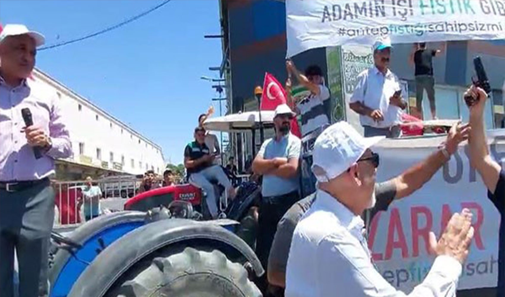 CHP Gaziantep Milletvekili Melih Meriç konuşurken yanına yaklaşan şahıs havaya ateş etti