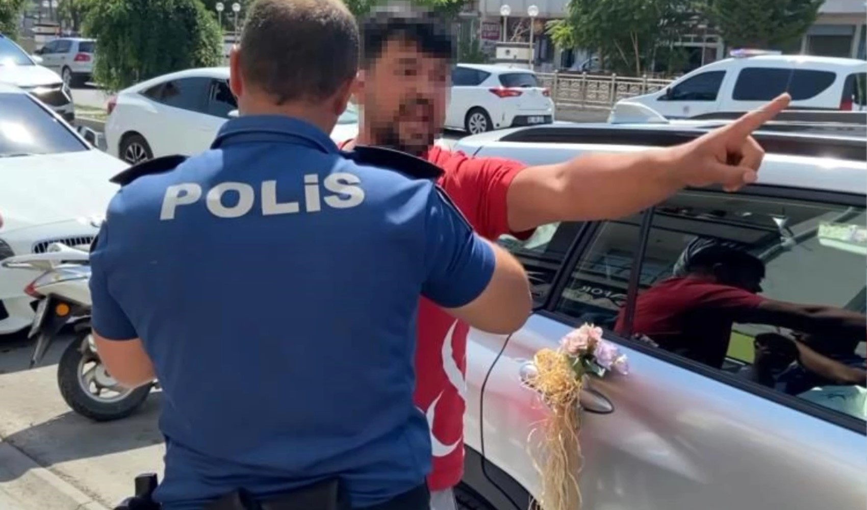 Aksaray'da hatalı park yapan sürücü polise direndi: 'Elini ayağını öperim o aracı çektirtmem'