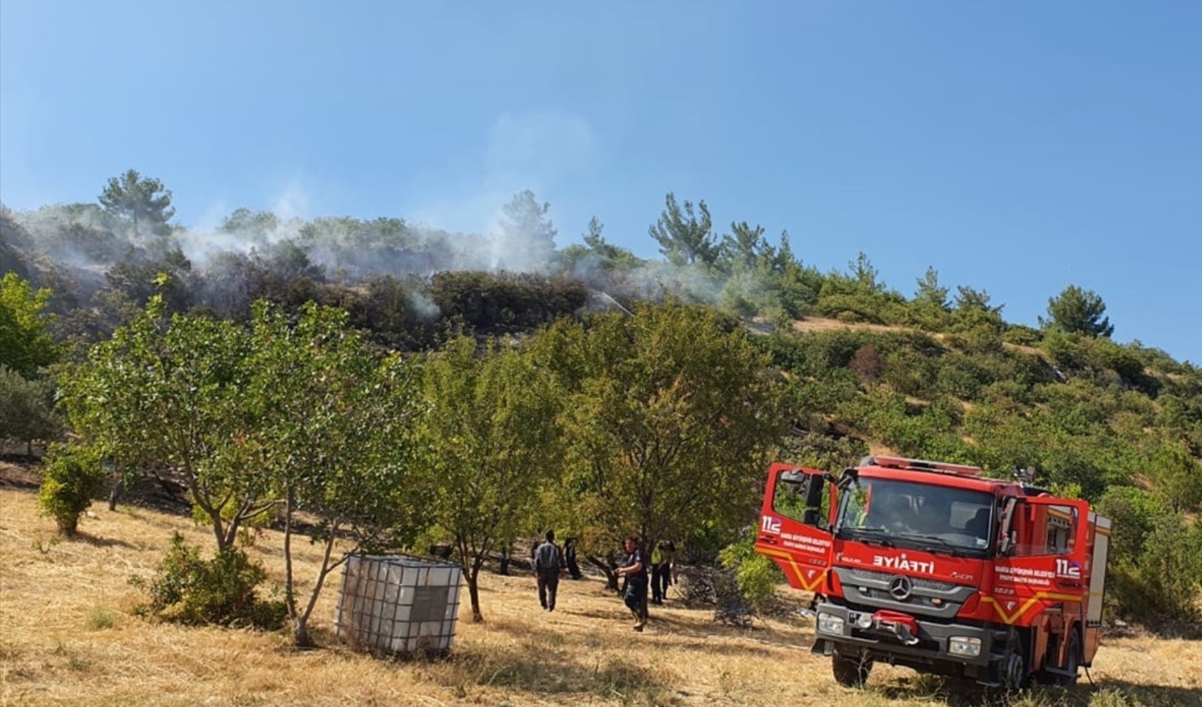 Manisa'da yangın: 3 hektarlık tarım arazisi zarar gördü