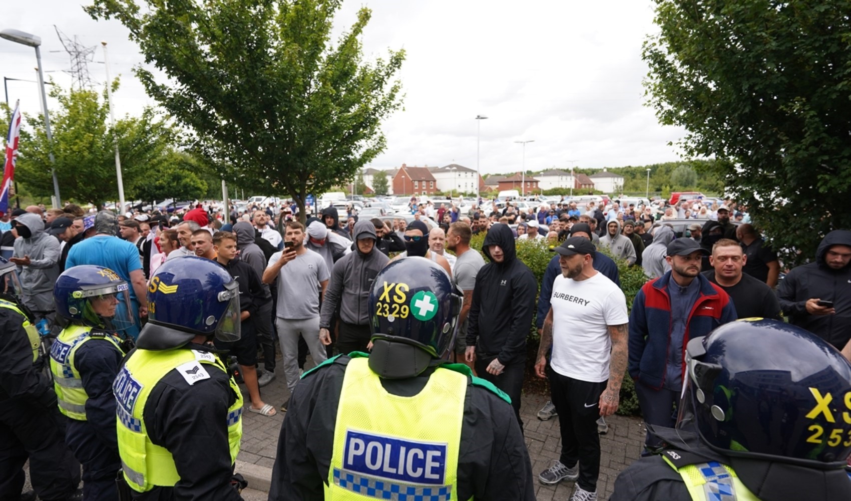 İngiltere'de aşırı sağcılar sığınmacıların kaldığı otelde protestolarda bulundu