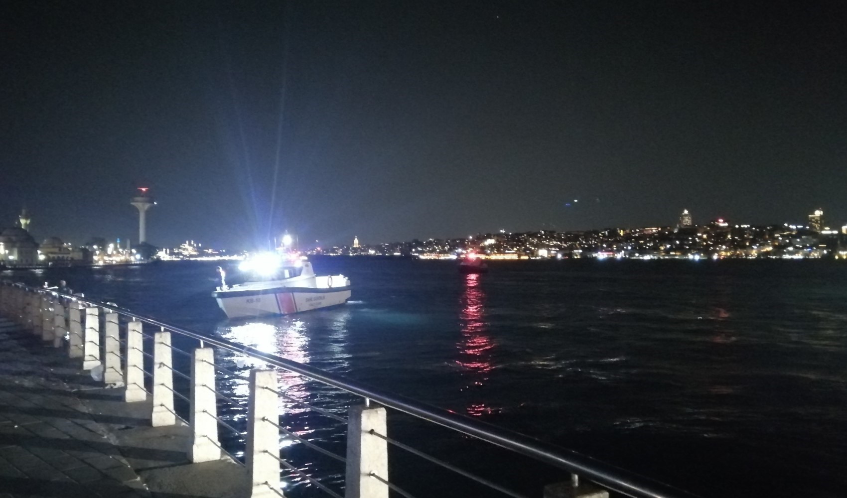 Genç kadın Üsküdar'da denize düştü