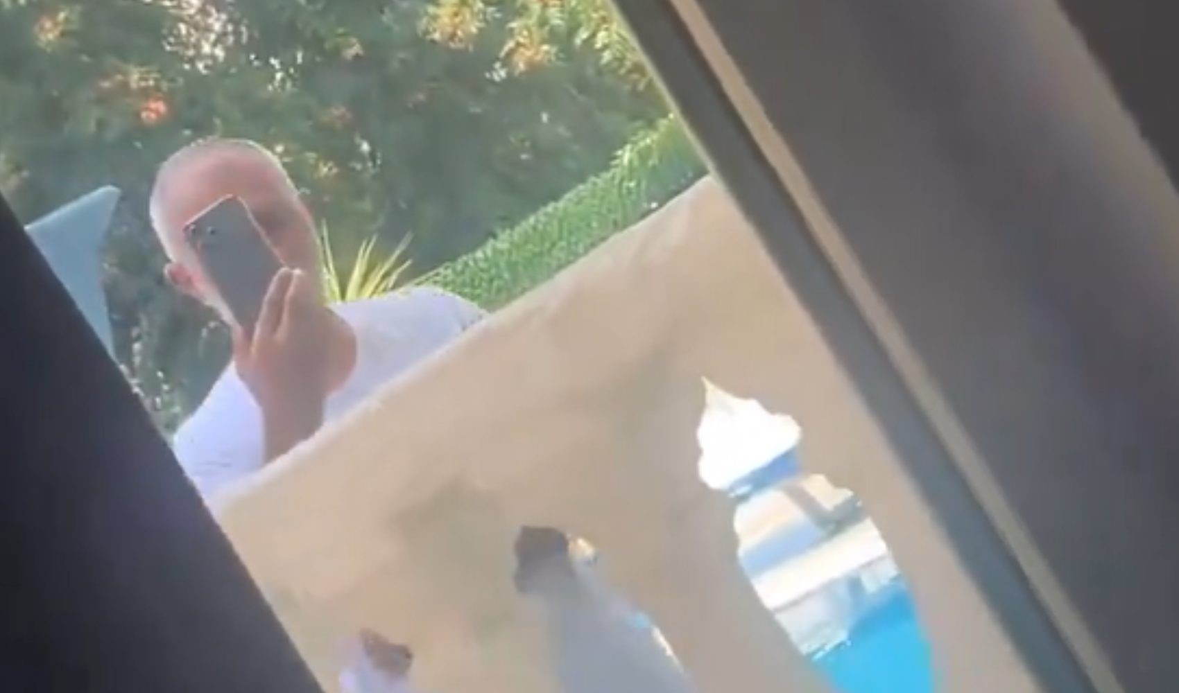 Turista sotto shock: riprende l'uomo che la filmava mentre si cambiava e pubblica il video sui social
