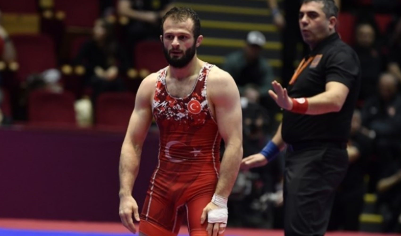Milli güreşçi Enes Başar 7-0 geriden gelerek Sırp rakibini 8-7 yendi ve çeyrek finale yükseldi