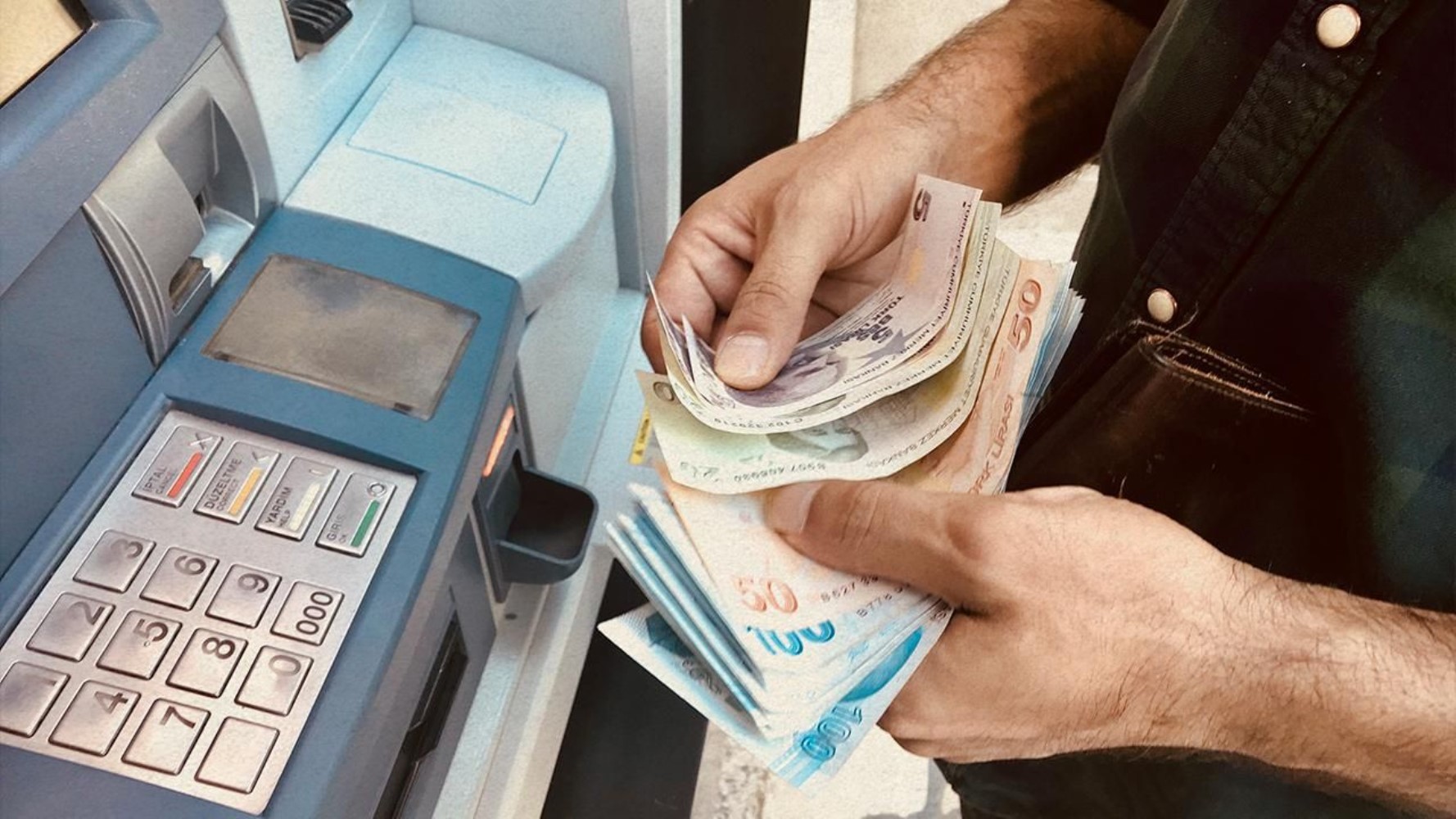 Nuova era per i bancomat: 'Ci saranno solo banconote da 200 TL'