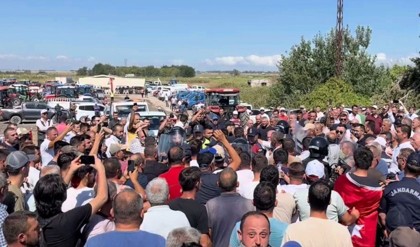 Bursa, la gendarmeria blocca la protesta degli agricoltori