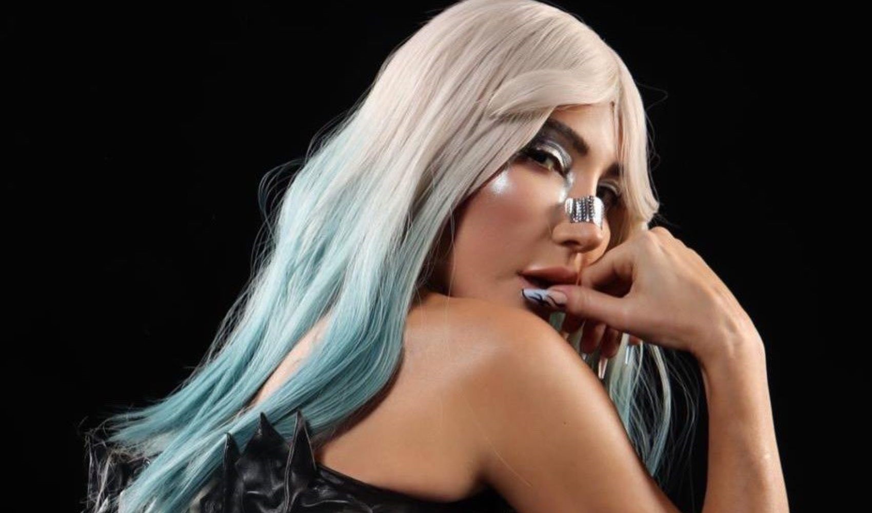 Hande Yener ateş püskürdü: ‘İran’a git, orada yaşa!’