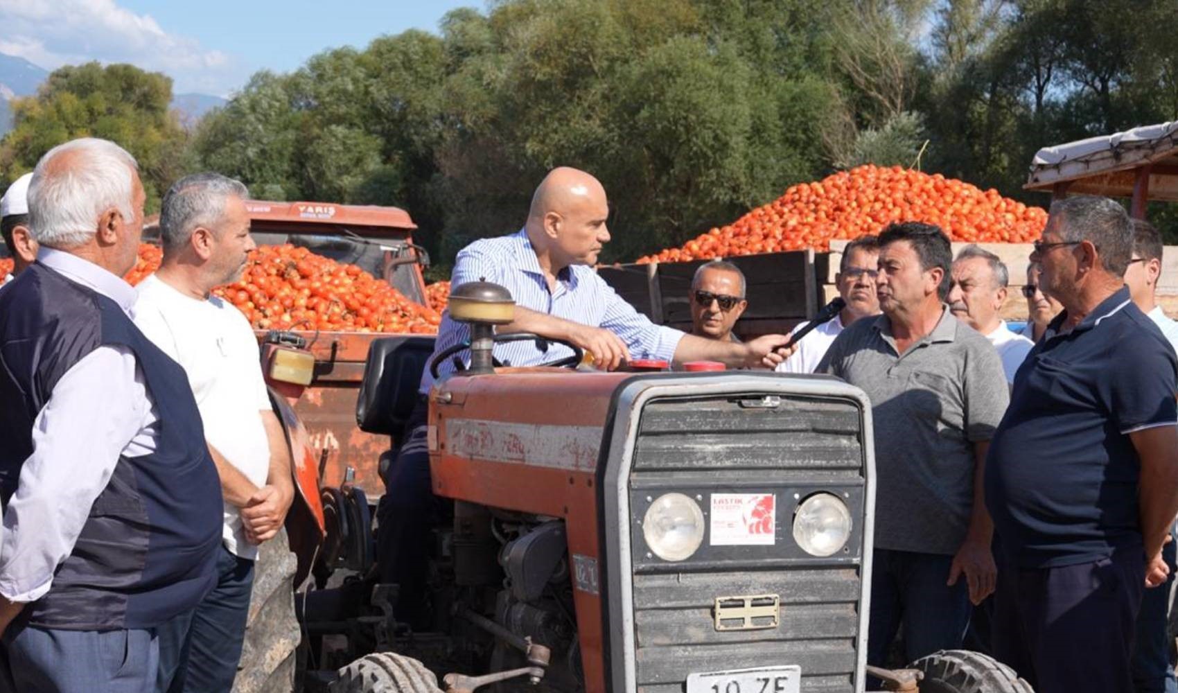 Turhan Çömez dell'İYİ Parti ha ascoltato i produttori di pomodori a Balıkesir: 'Il popolo chiederà conto alle urne'