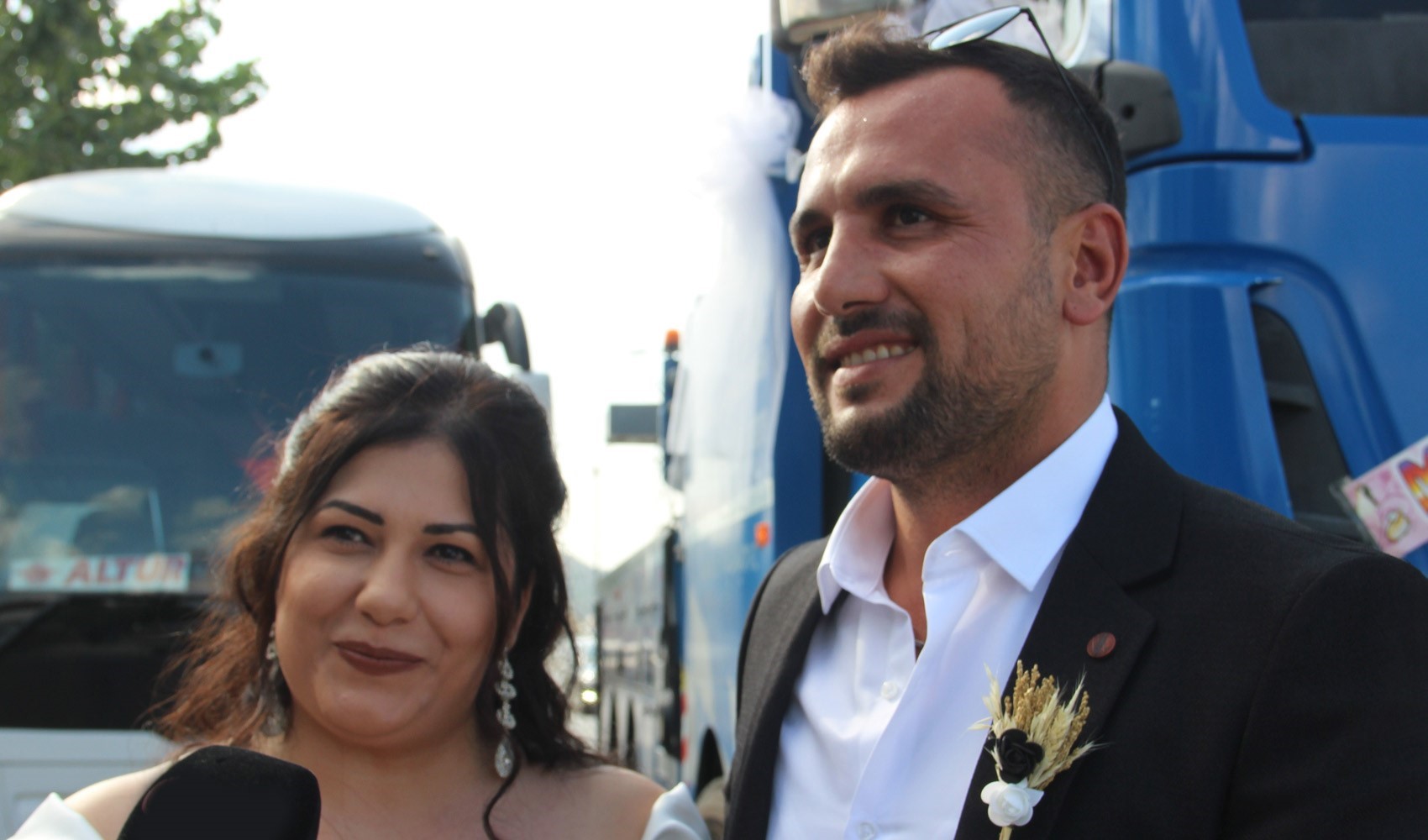 Damat, gelini nikah masasına vinçle getirdi