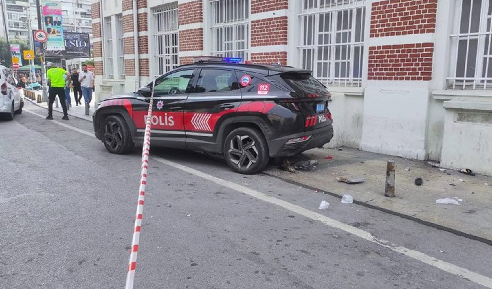 Kaldırımda yürüyen iki kadına çarpan polis aracı kamerada