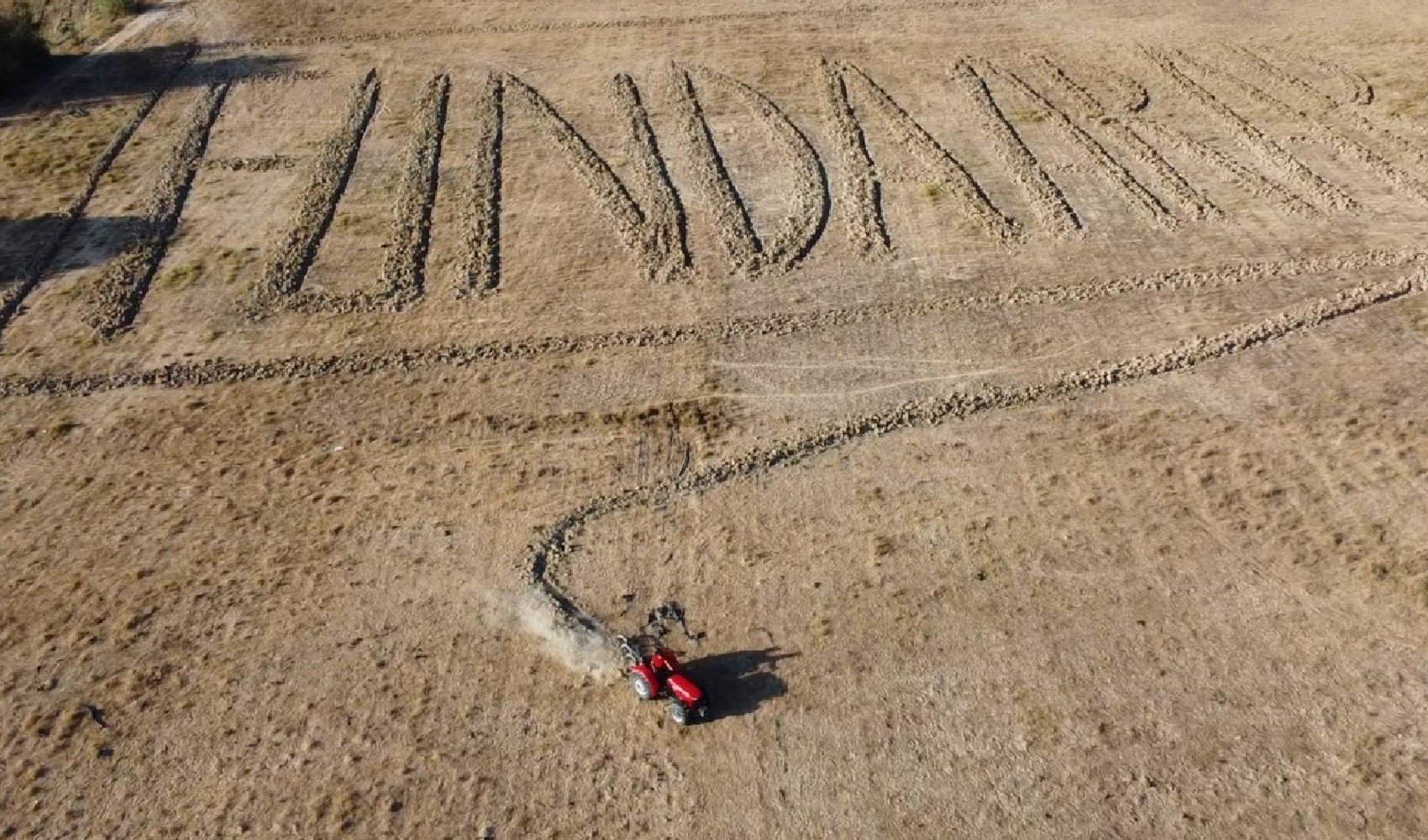 Funda Arar hayranlığını traktörle tarlaya kazıdı