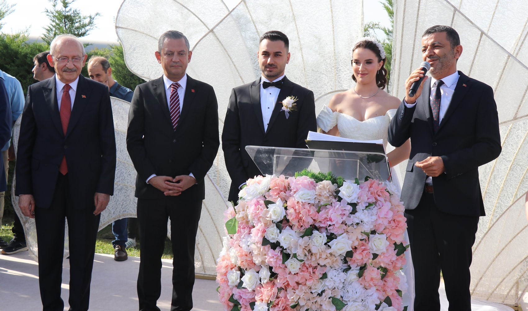 Özel ve Kılıçdaroğlu, nikah şahidi oldu