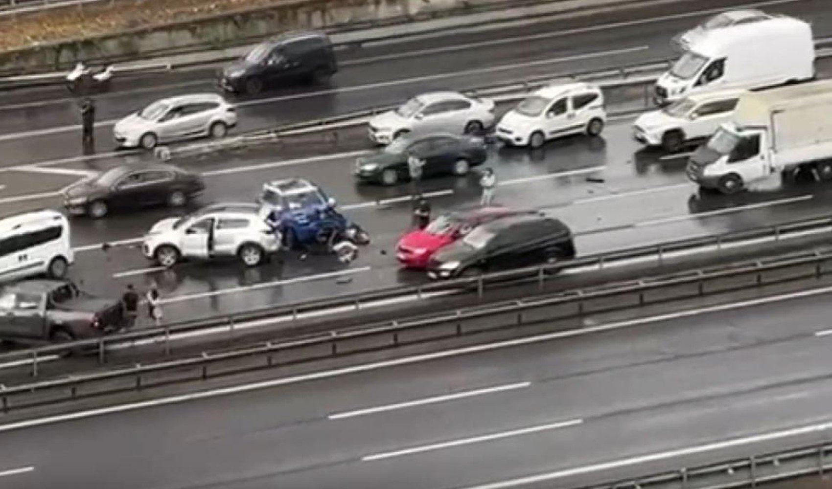 Son Dakika... İstanbul'da zincirleme trafik kazası: 2 kişi hayatını kaybetti