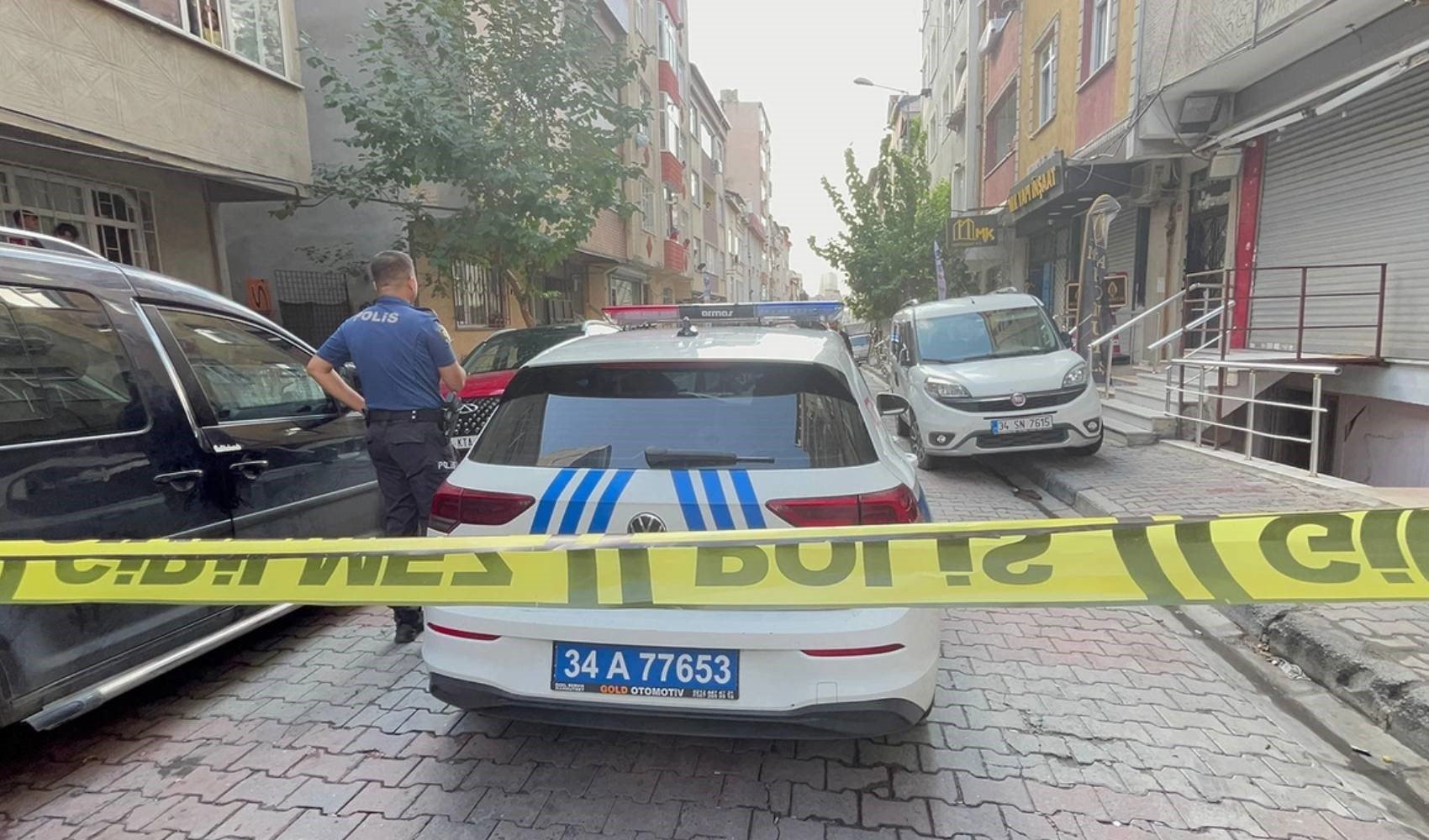 Küçükçekmece’de aile cinayeti: Eşini öldüren baba, oğlu tarafından bıçaklandı