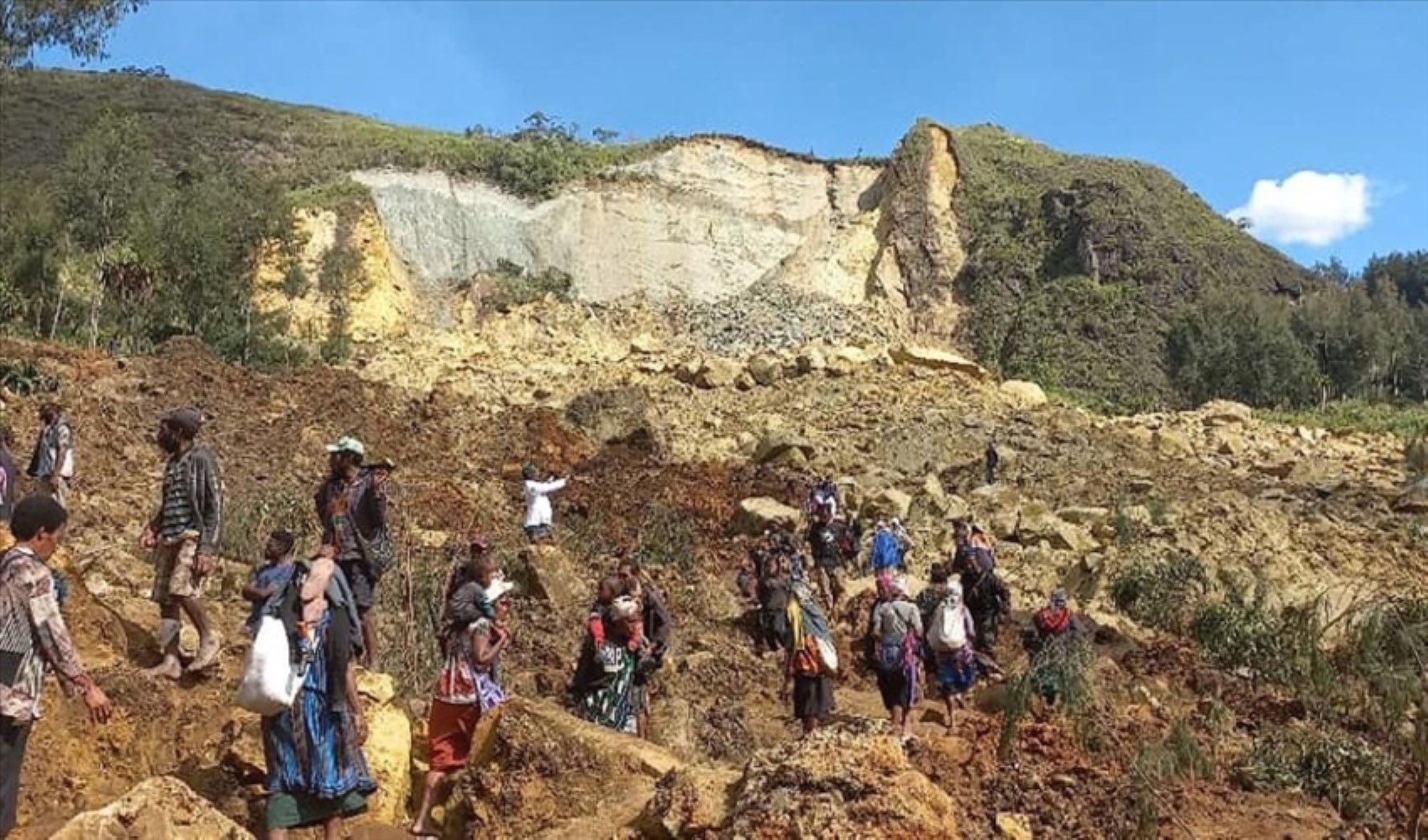 'O' ülkede kabileler altın madeni için çatıştı: En az 30 kişi öldü