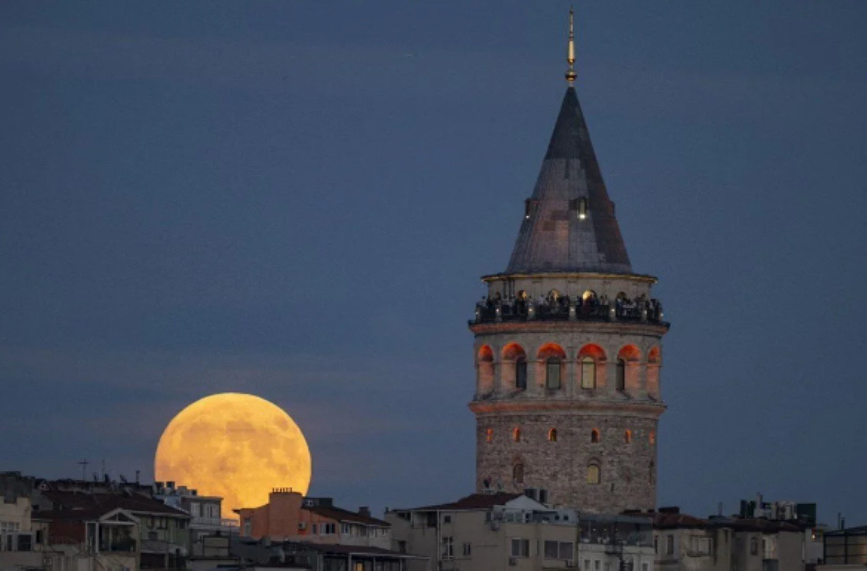 Gökyüzünde görsel şölen... Yılın son ay tutulması gerçekleşti