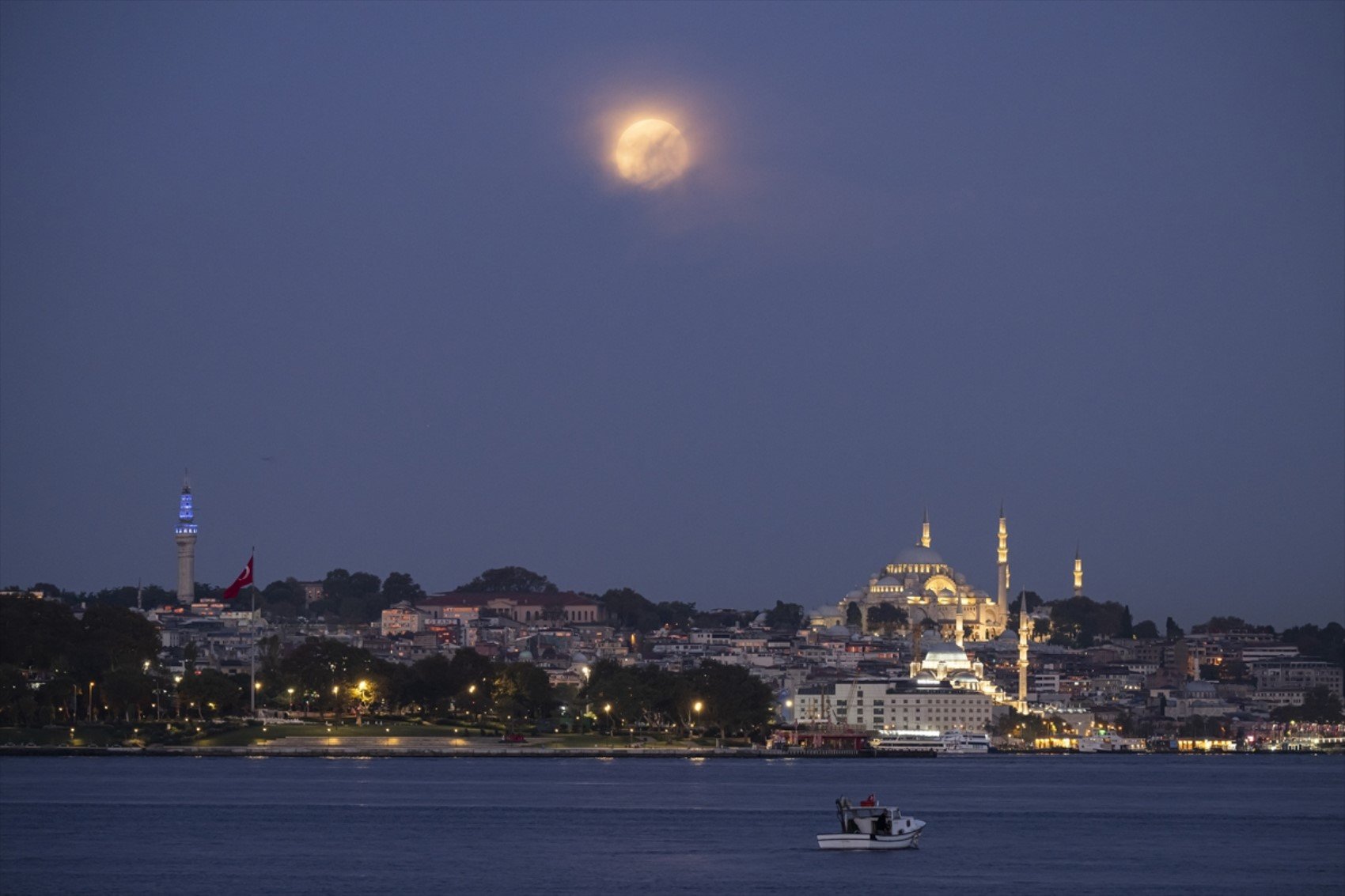 Gökyüzünde görsel şölen... Yılın son ay tutulması gerçekleşti