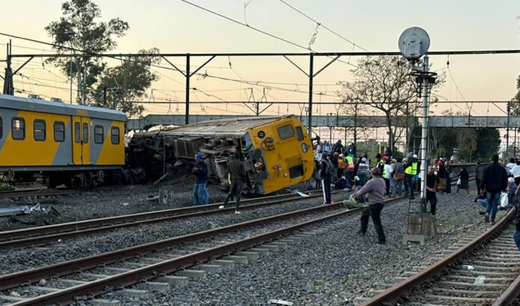 Güney Afrika'da yolcu treni raydan çıktı: Çok sayıda yaralı var