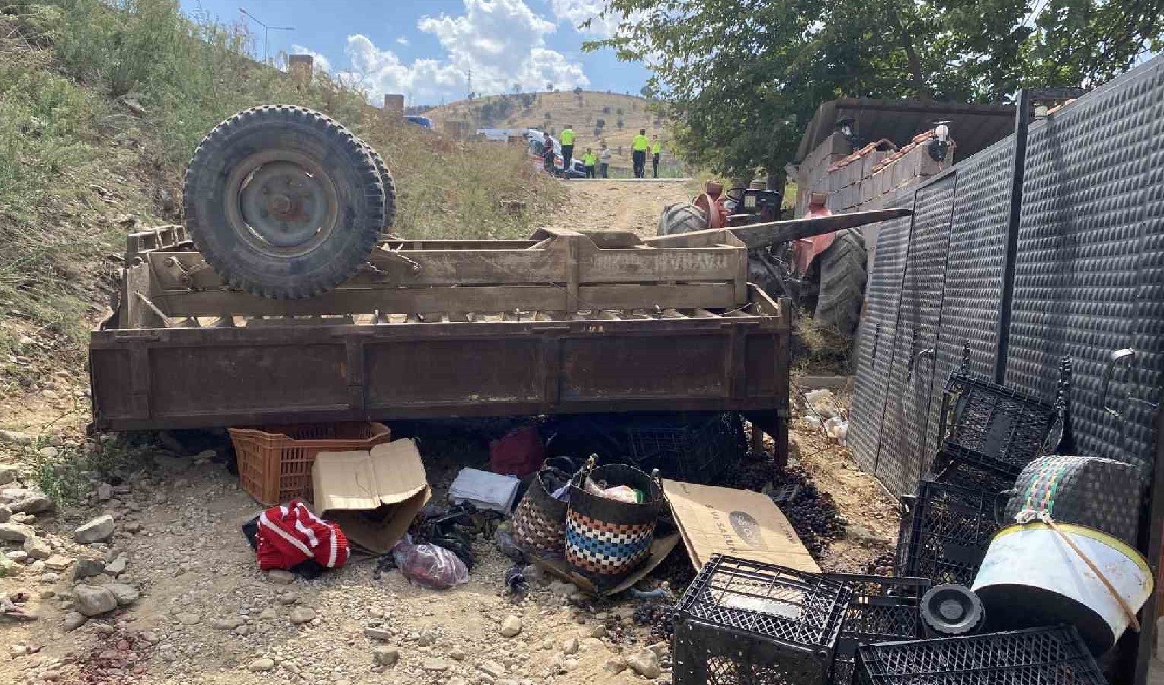 Manisa'da işçileri taşıyan traktör devrildi: 11 kişi yaralandı