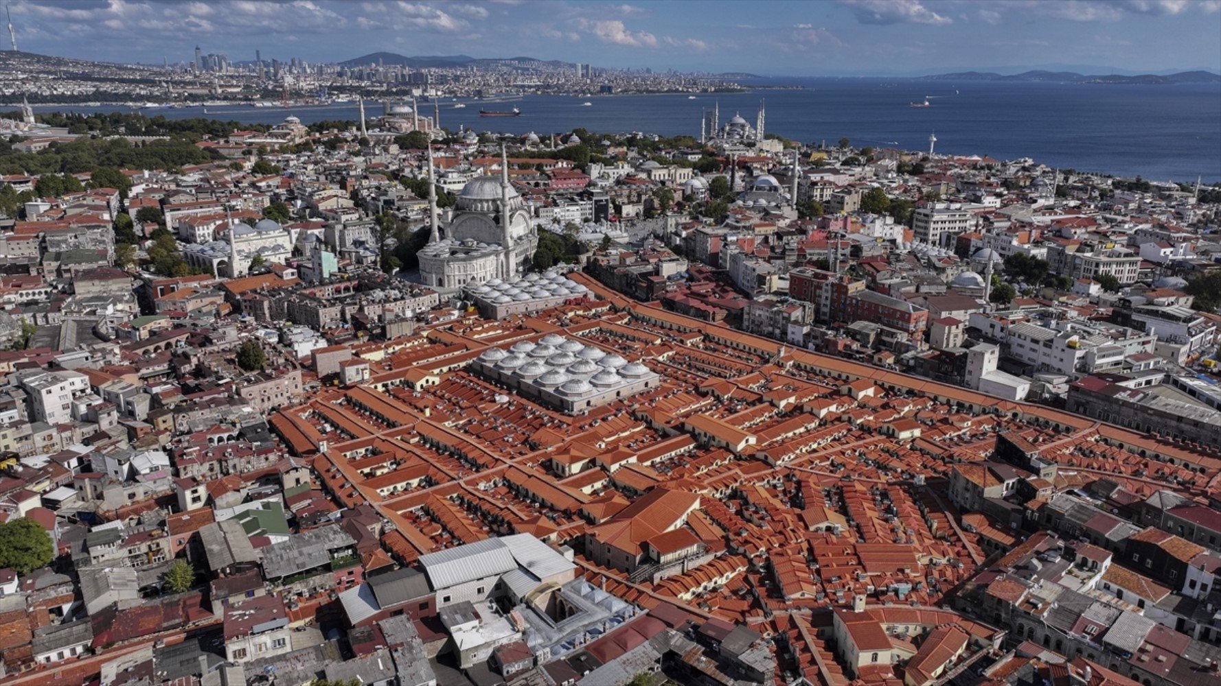 Turistler yenilenen Kapalıçarşı çatısından İstanbul'u izliyor