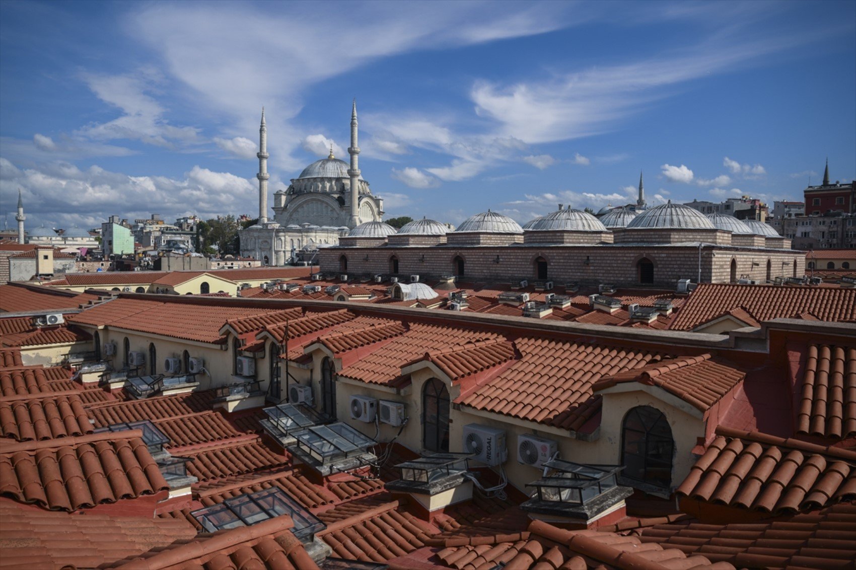 Turistler yenilenen Kapalıçarşı çatısından İstanbul'u izliyor