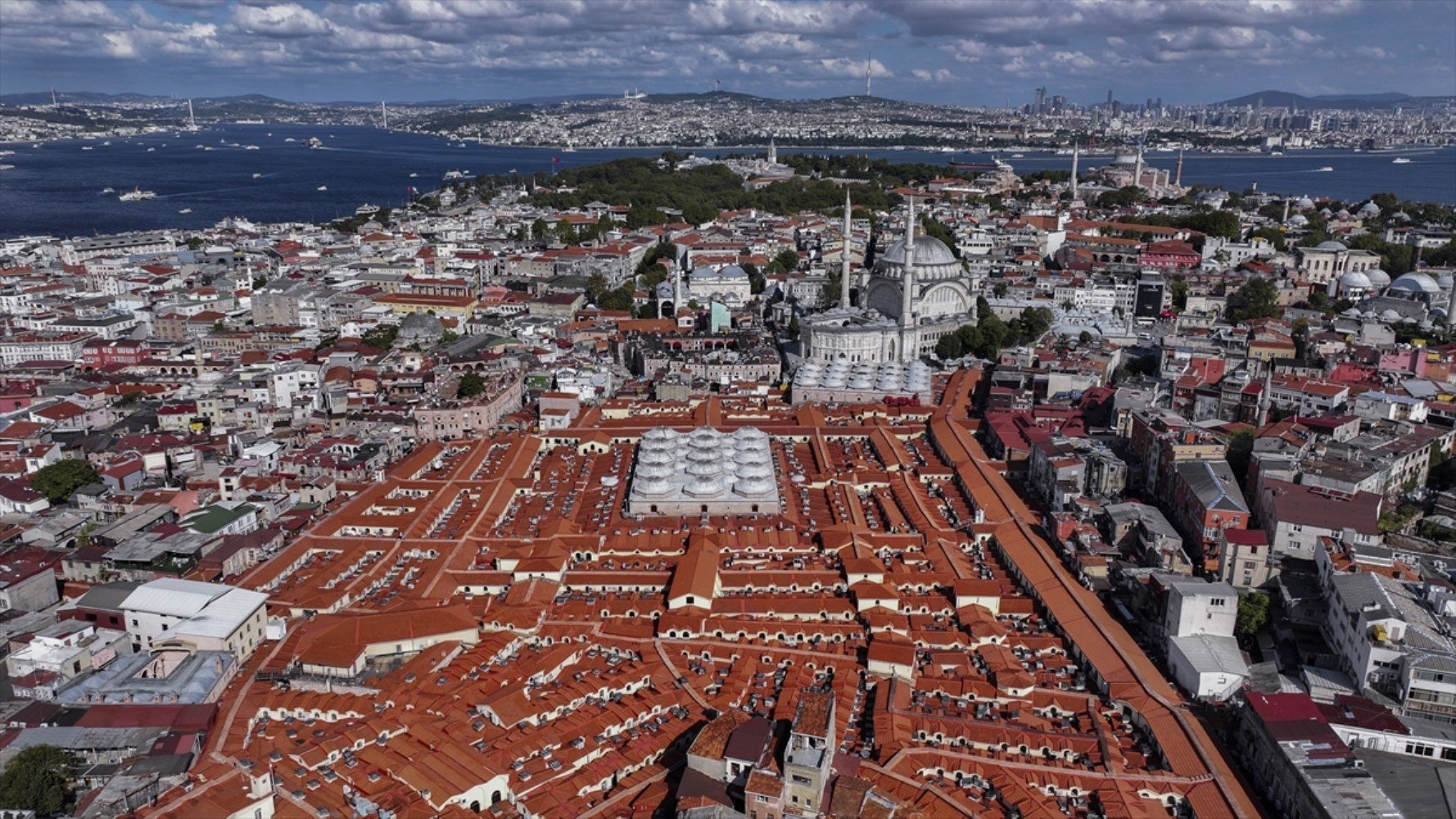 Turistler yenilenen Kapalıçarşı çatısından İstanbul'u izliyor