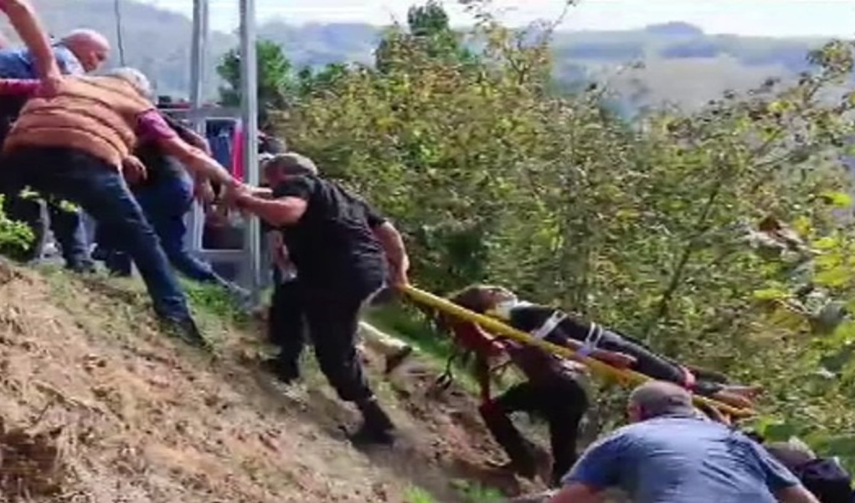 Düzce’de minibüs uçuruma yuvarlandı: Çok sayıda yaralı var