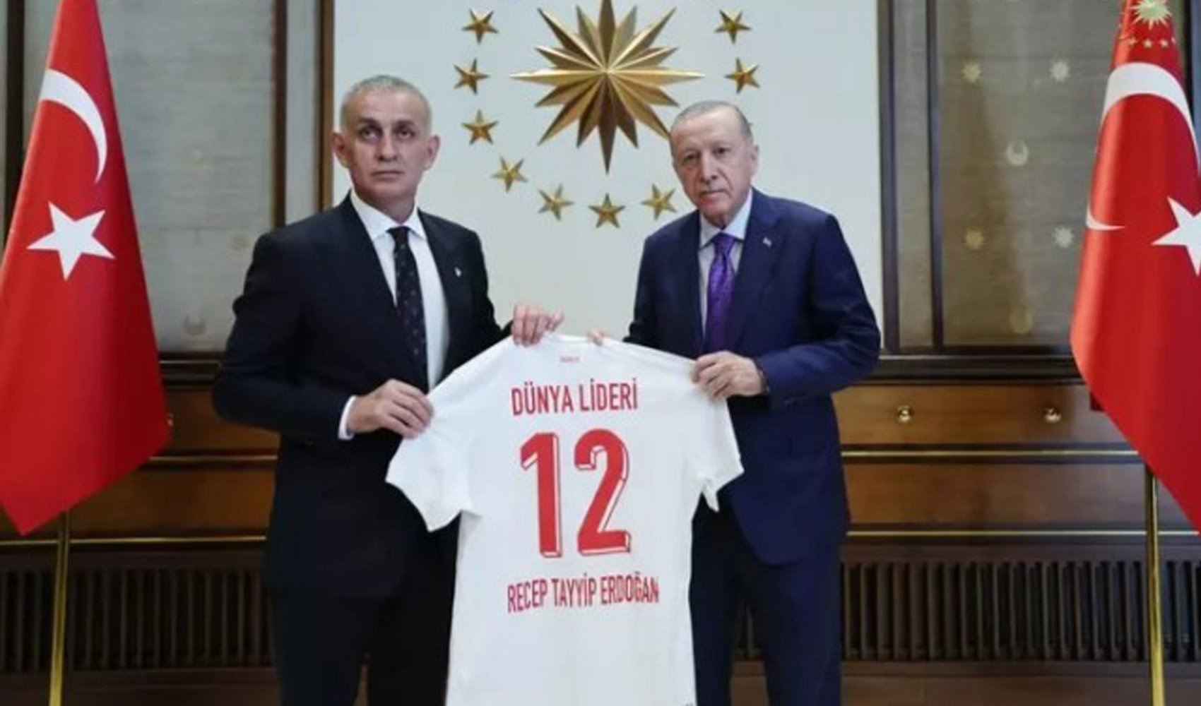 TFF Başkanı Hacıosmanoğlu'ndan Erdoğan'a 'Dünya Lideri' yazılı forma hediyesi