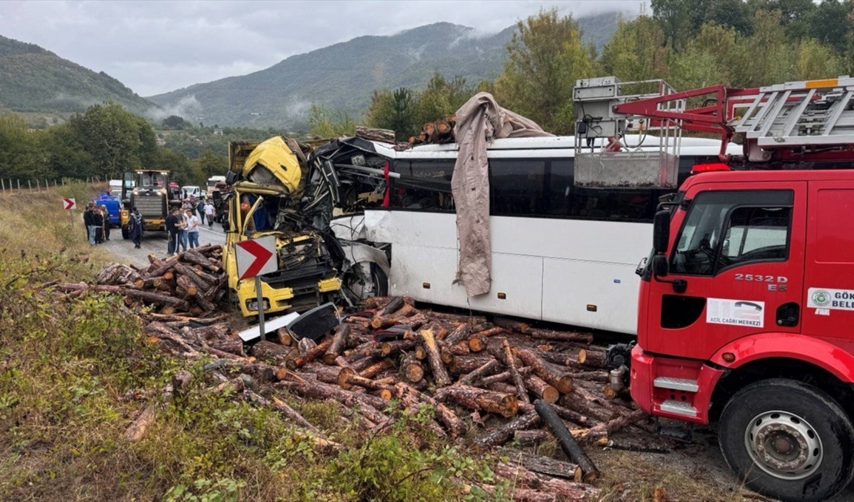 Zonguldak'ta yolcu otobüsü ve kamyon çarpıştı: 2 ölü, 23 yaralı