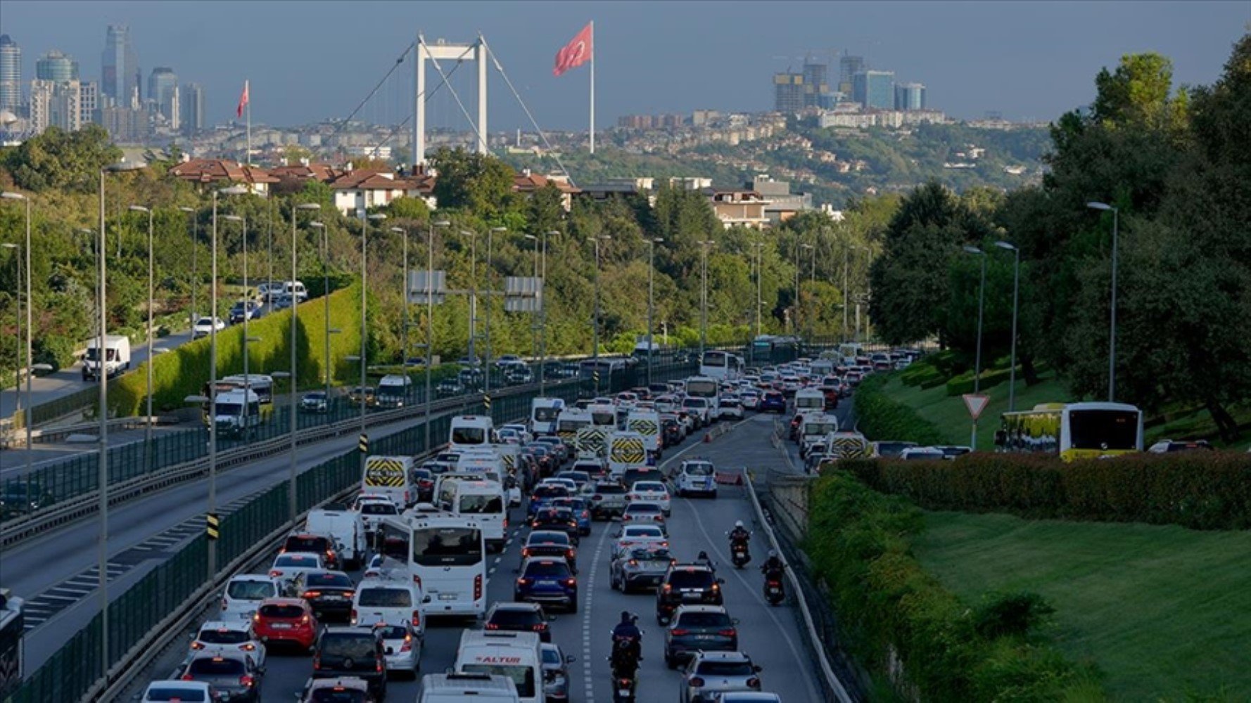 Haftanın son gününde İstanbul'da trafik yoğunluğu yaşandı