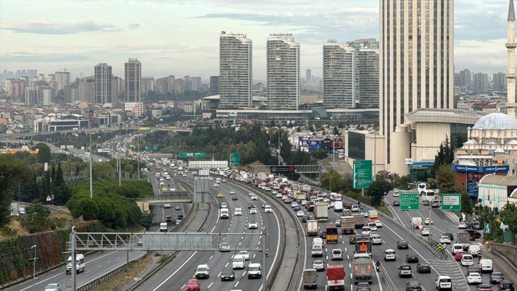 Haftanın son gününde İstanbul'da trafik yoğunluğu yaşandı