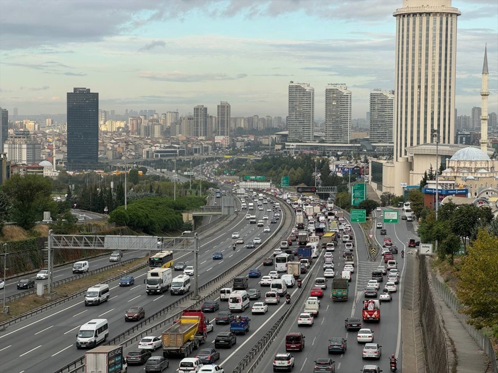 Haftanın son gününde İstanbul'da trafik yoğunluğu yaşandı