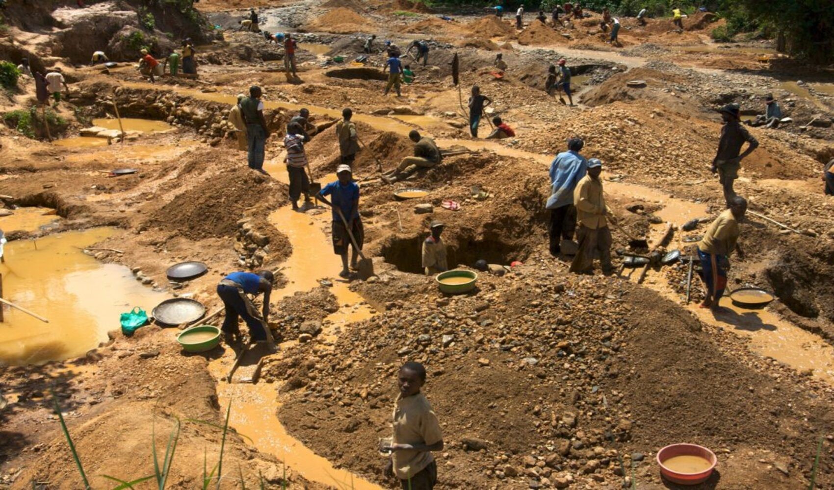 Afrika'nın çocuk madencileri nasıl şartlarda çalışıyor? Teknoloji devlerinin ucuz işçileri