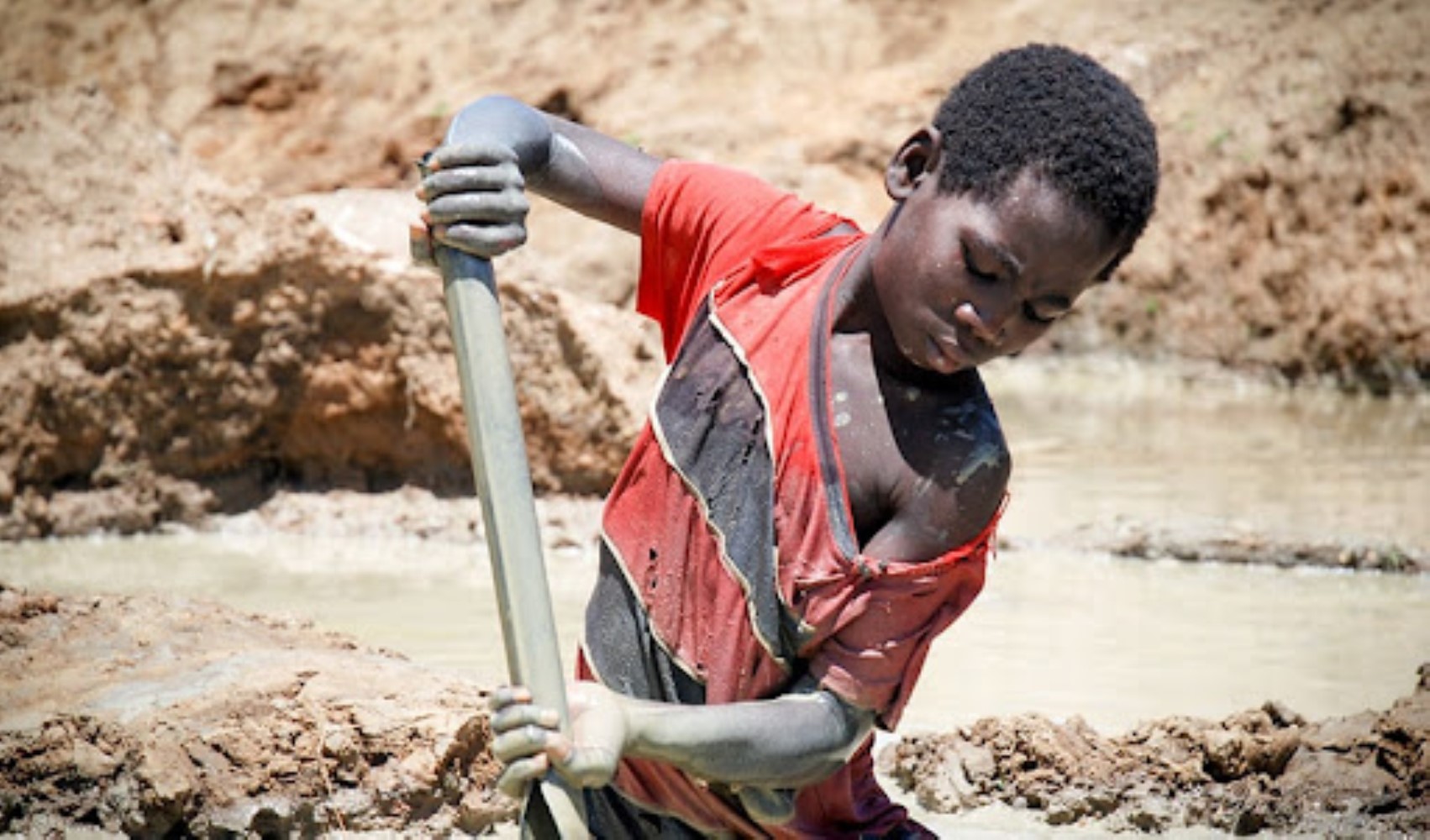 Afrika'nın çocuk madencileri nasıl şartlarda çalışıyor? Teknoloji devlerinin ucuz işçileri