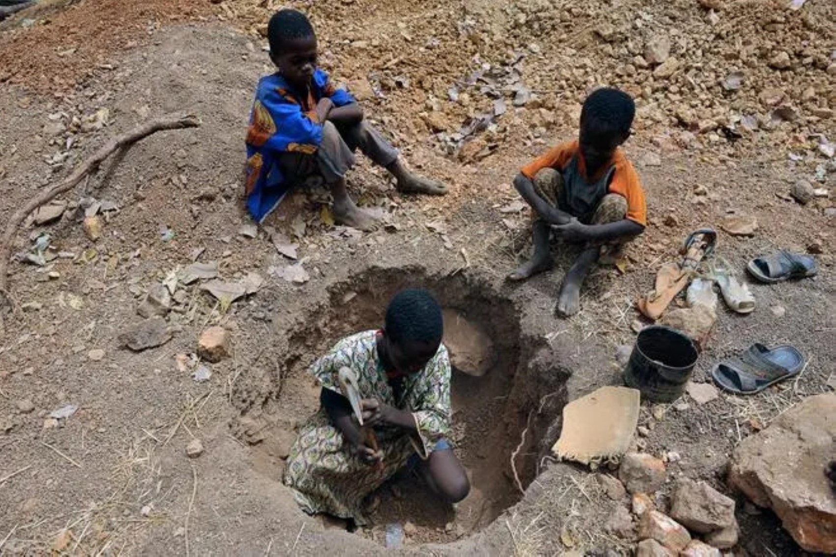 Afrika'nın çocuk madencileri nasıl şartlarda çalışıyor? Teknoloji devlerinin ucuz işçileri