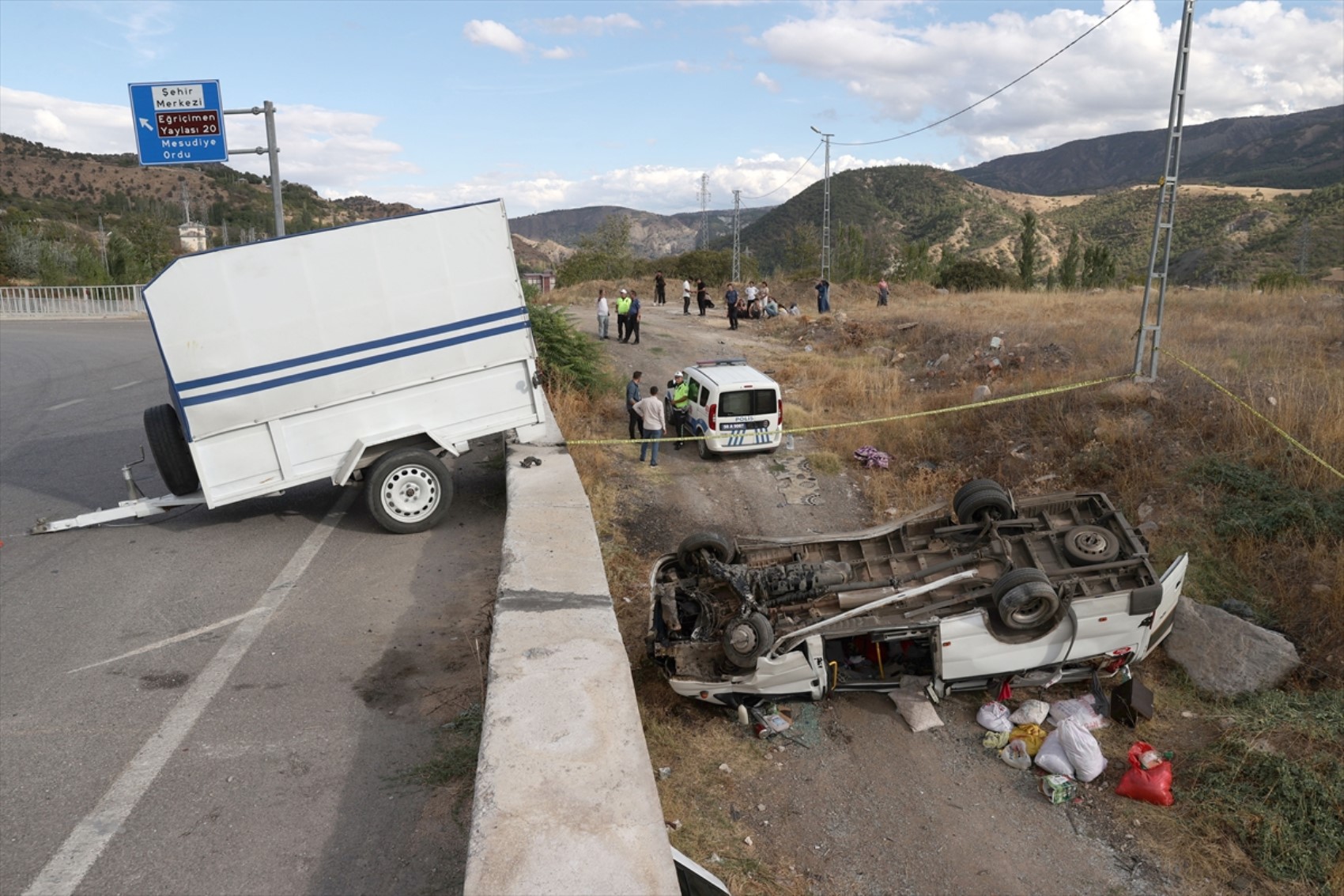 Sivas'ta fındık işçilerini taşıyan minibüs devrildi! Çok sayıda yaralı var