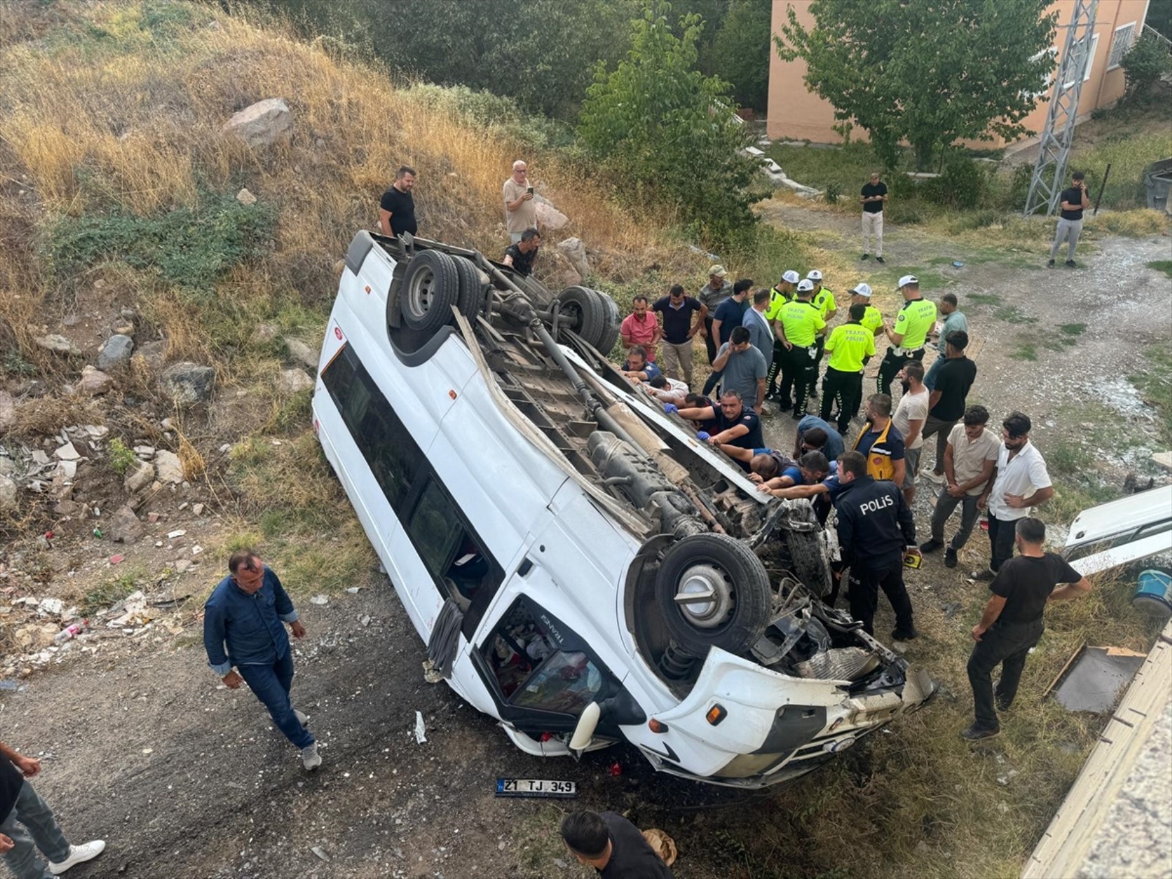 Sivas'ta fındık işçilerini taşıyan minibüs devrildi! Çok sayıda yaralı var