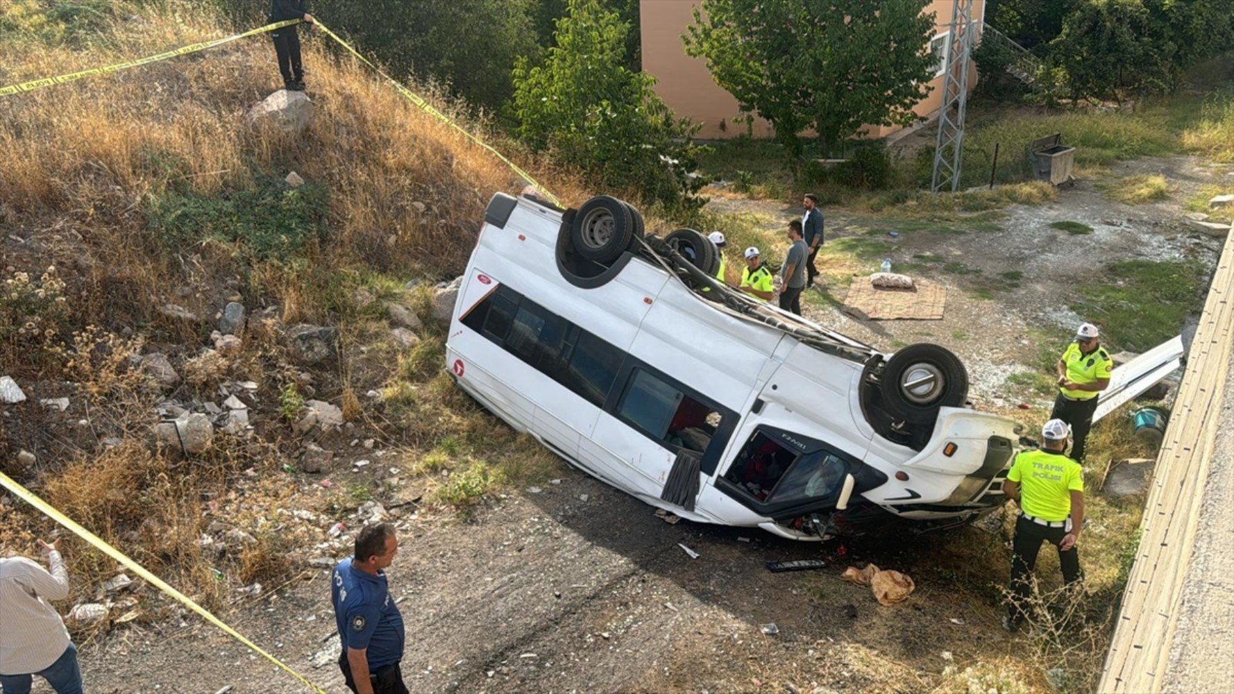 Sivas'ta fındık işçilerini taşıyan minibüs devrildi! Çok sayıda yaralı var