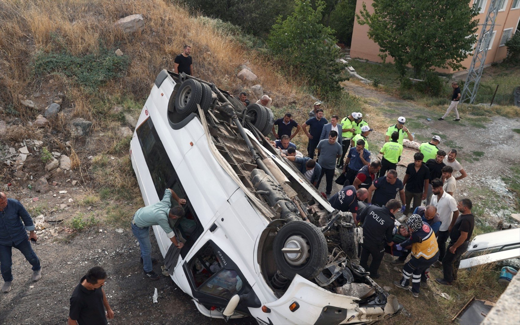 Sivas'ta fındık işçilerini taşıyan minibüs devrildi! Çok sayıda yaralı var